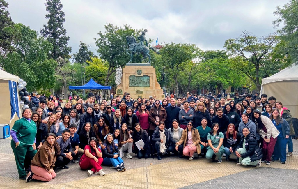 Jornada Educación y Comunidad del ISMP en Plaza Libertad, con estudiantes de distintas carreras.