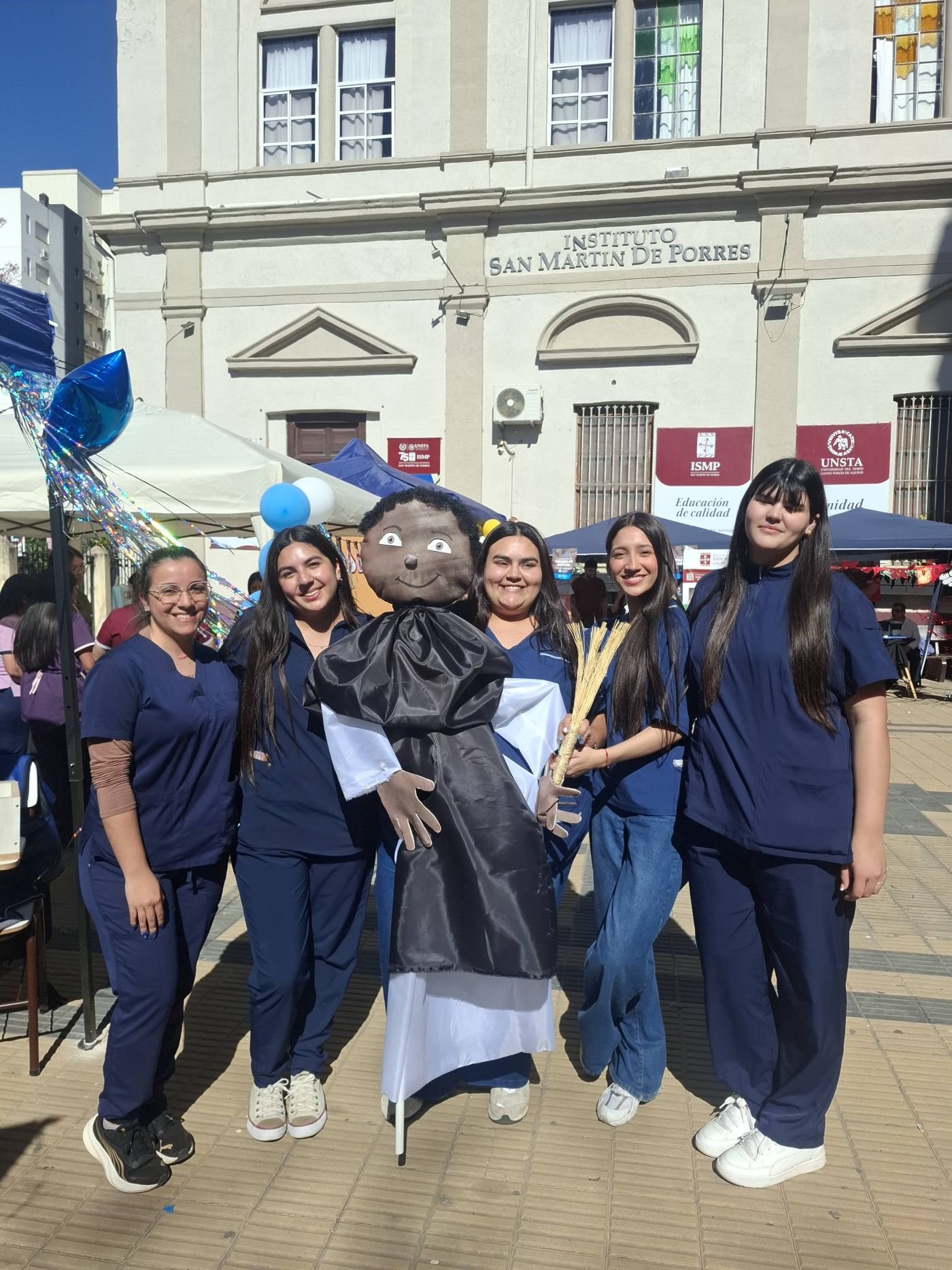 Estudiantes con la figura de San Martín de Porres frente al Instituto