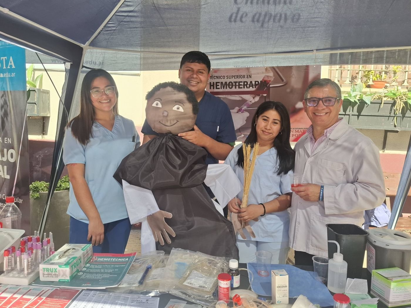 Estudiantes de Hemoterapia junto a la figura de San Martín de Porres