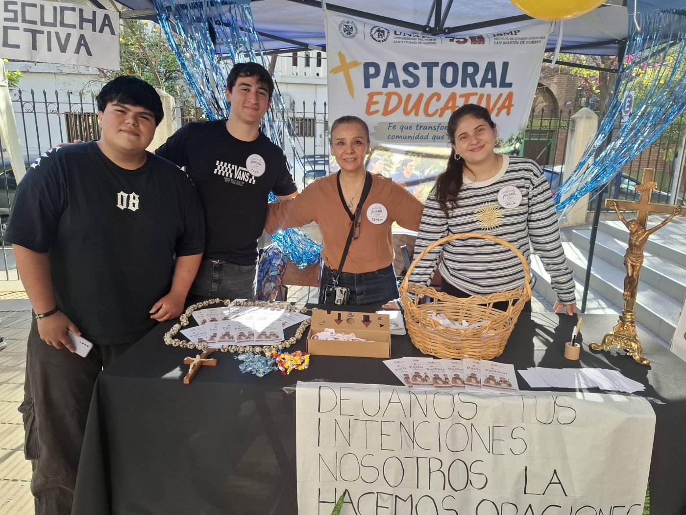 Equipo de pastoral en el stand de intenciones y oración