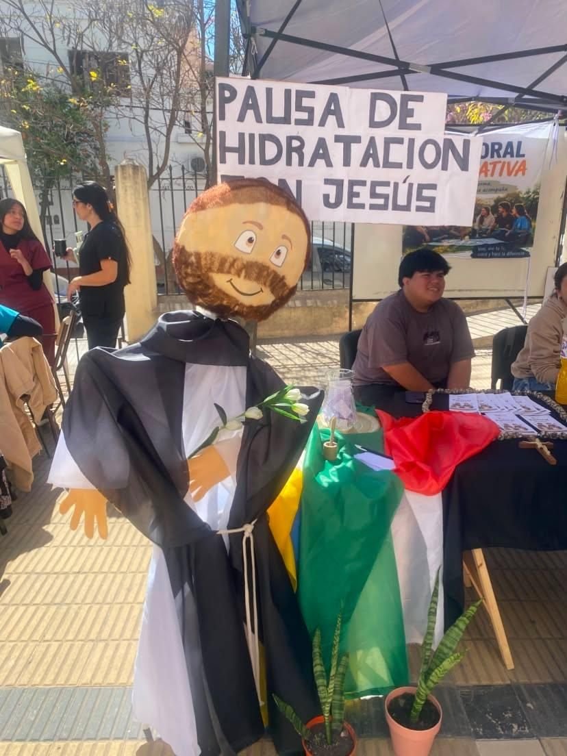 Figura de Jesús en hábito dominico durante la pausa de hidratación