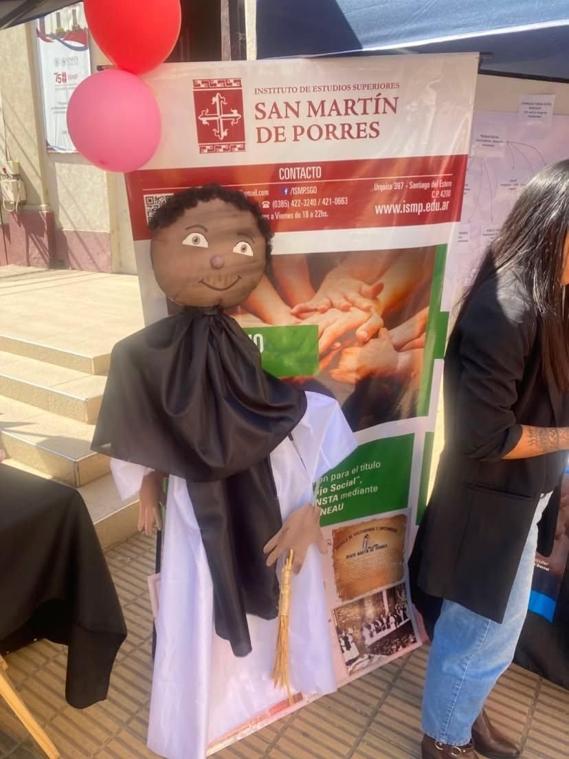 Figura de San Martín de Porres frente al banner del Instituto