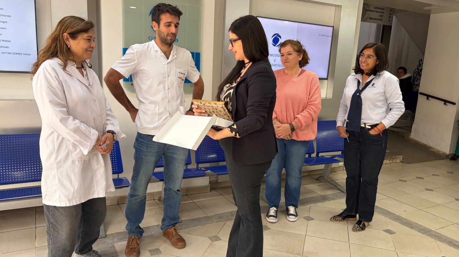 La Lic. Melisa Gerez, Directora Académica entrega placa de reconocimiento a la Dra. Adriana Generoso, al Dr. Pablo Yunes y a la Lic. Natalia Vega  de la Clínica Yunes