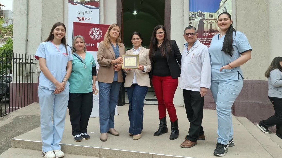 Entrega de placa de reconocimiento al Centro Provincial de Sangre.