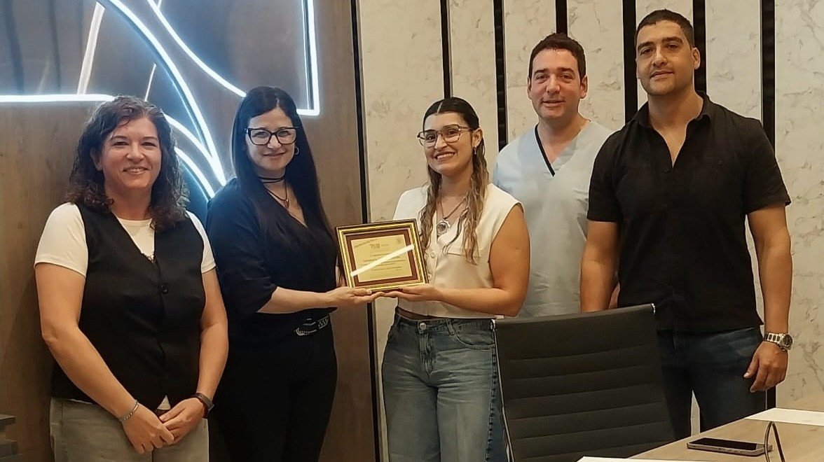 Entrega de placa de reconocimiento al Sanatorio Central Banda, nuestro agradecimiento al Dr. Mariano Daud, Dr. Luciano Daud y a la Lic. Cinthia Paz
