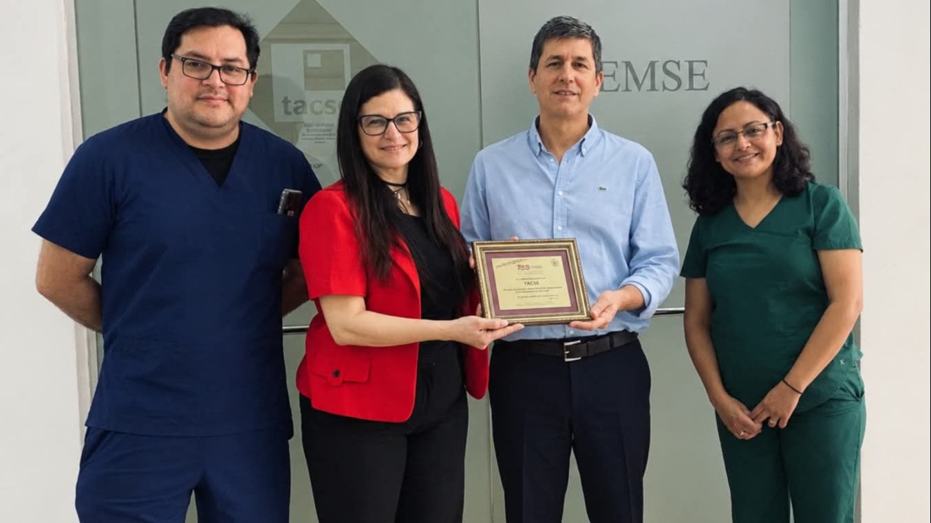 Entrega de placa de reconocimiento a TACSE. Gracias Dr. Pablo Giraudo y Lic. Mirna Gómez.